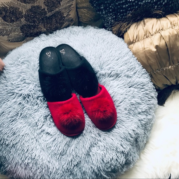 Bundle of 2 pairs of VS Slippers - Picture 1 of 3